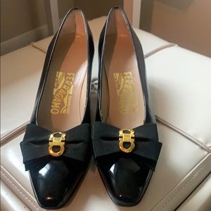 Near perfect Ferragamo classic pumps!